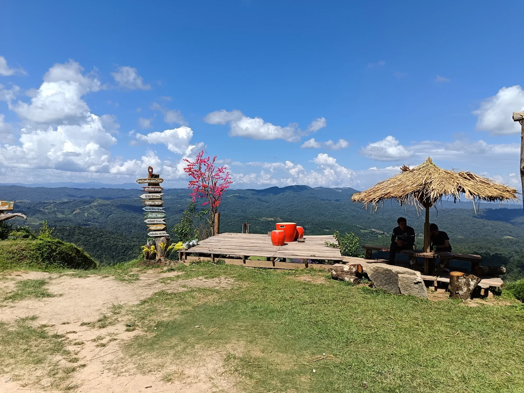5km further up the road you reach the great viewpoint Above the Clouds