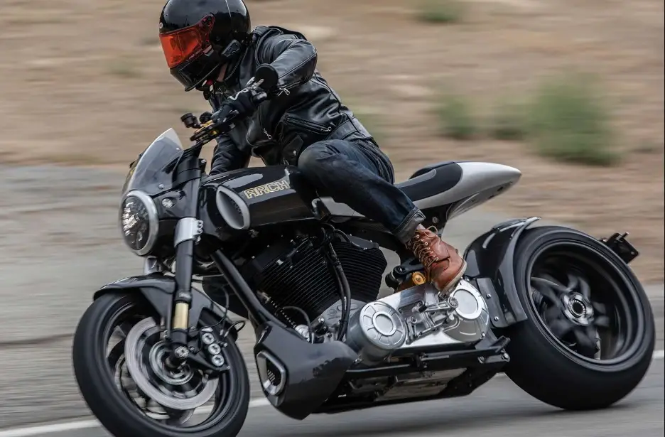Cruiser or Cafe rider in jacket fitting