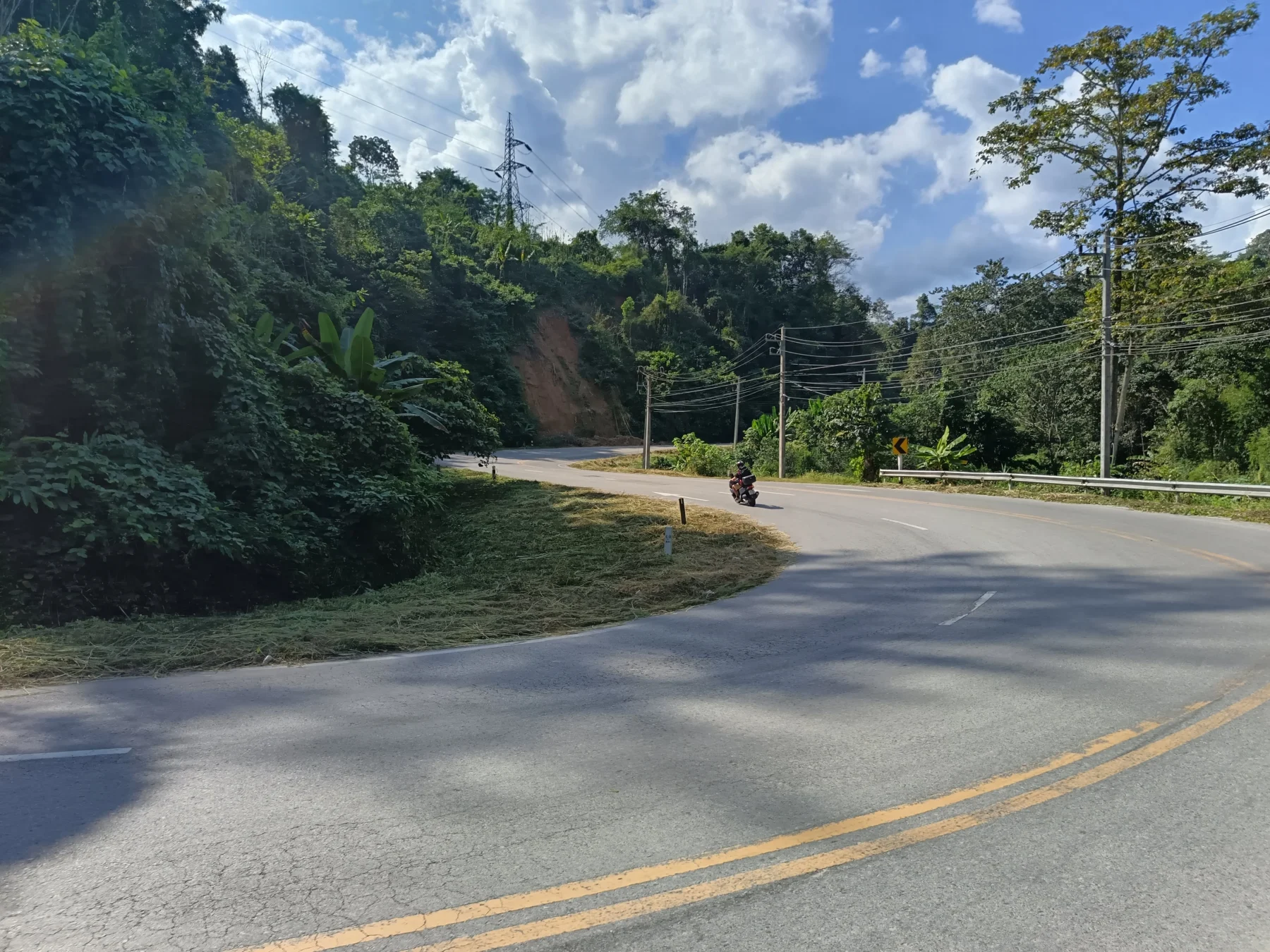 This 100 km stretch to Mae Malai is part of the famous Mae Hong Son Loop and features 762 curves