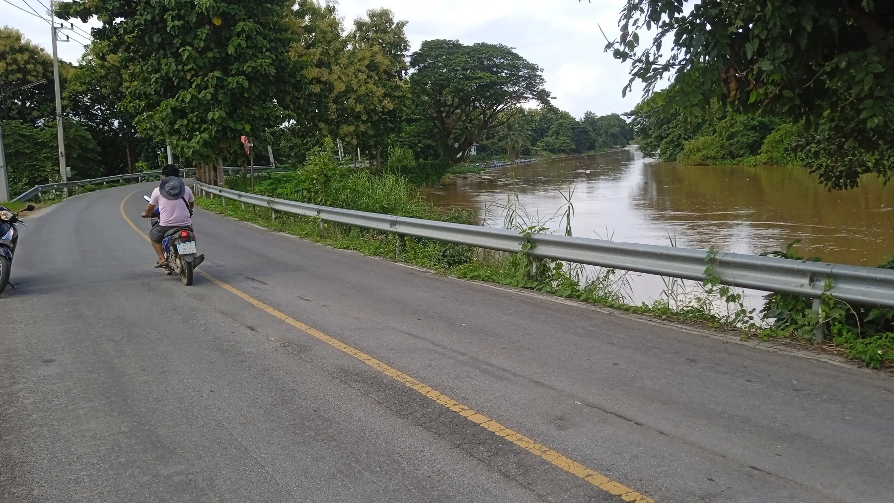 This nice quiet road meanders along the river banks for about 25 km almost to Chiang Mai city center